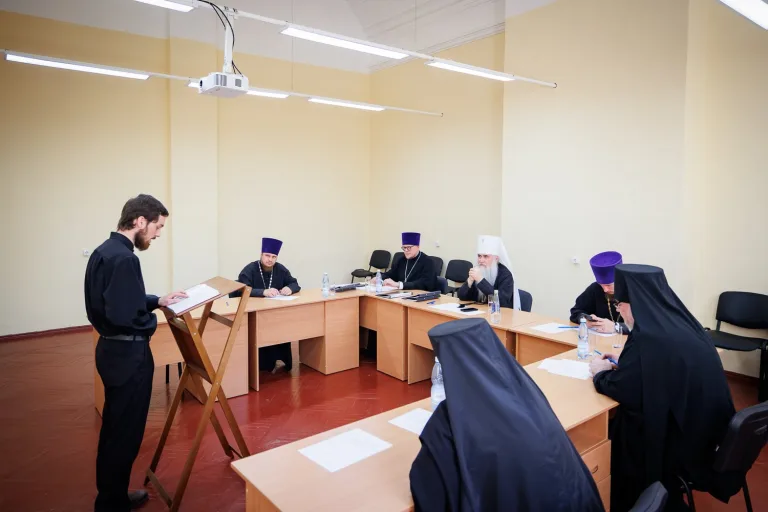 Митрополит Лонгин возглавил вступительные испытания в Центре подготовки церковных специалистов
