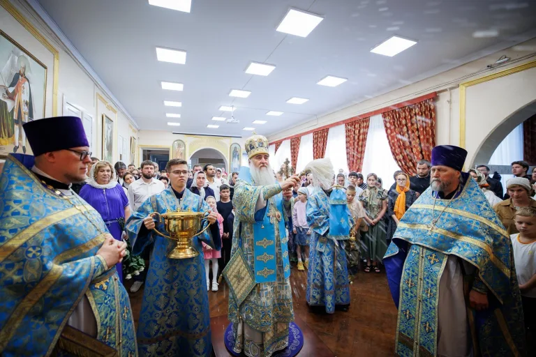 Митрополит Лонгин совершил Литургию и молебен перед началом учебного года в храме св. Марии Магдалины в Мариинской гимназии