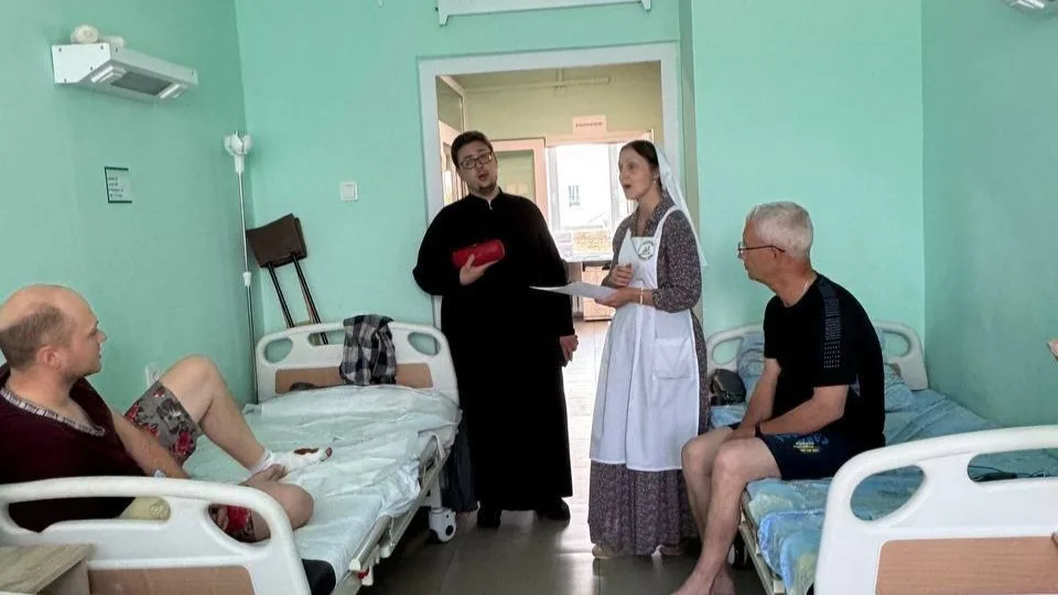 Добровольцы поздравили раненых воинов с днем памяти пророка Илии