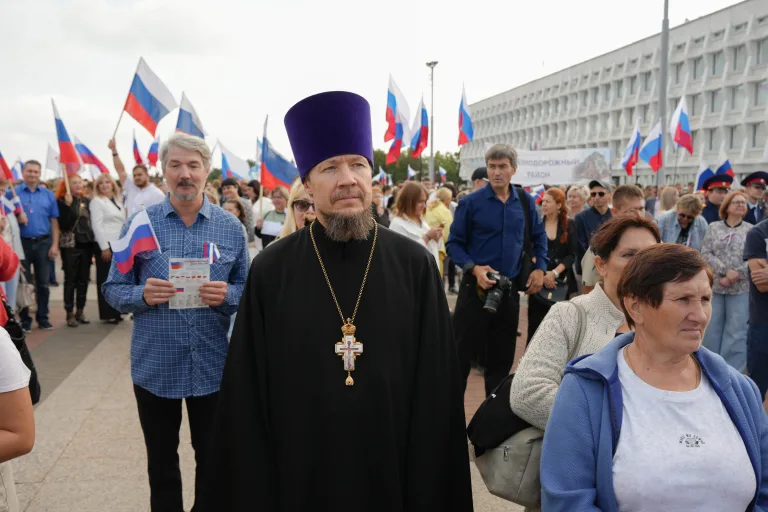 Благочинный принял участие в церемонии поднятия Государственного флага Российской Федерации