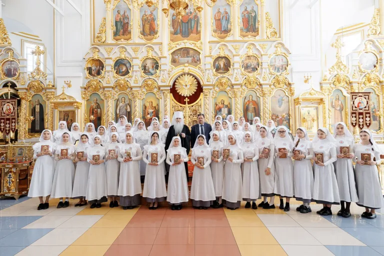 «Оказывать помощь людям, нуждающимся в поддержке»: Митрополит Лонгин благословил на служение сестер милосердия