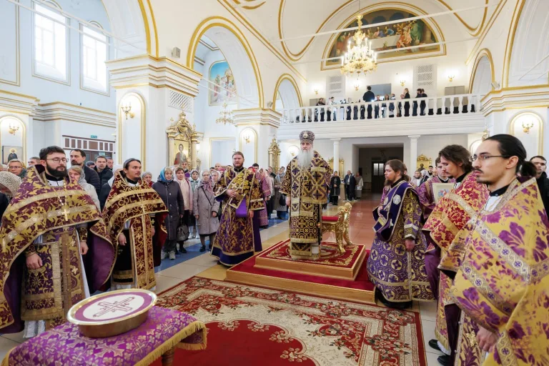 «Радуйся, живоносный Кресте»: Митрополит Лонгин совершил богослужения праздника Воздвижения Креста Господня