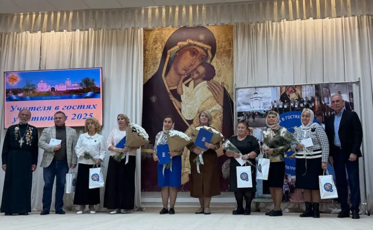 Продолжение доброй традиции: в Арском педагогов поздравили с днём учителя