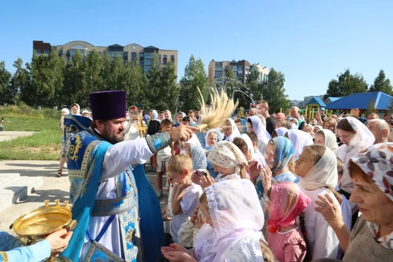 Священник совершил молебен на начало учебного года и освятил мозаичную икону святого Иоанна Лествичника