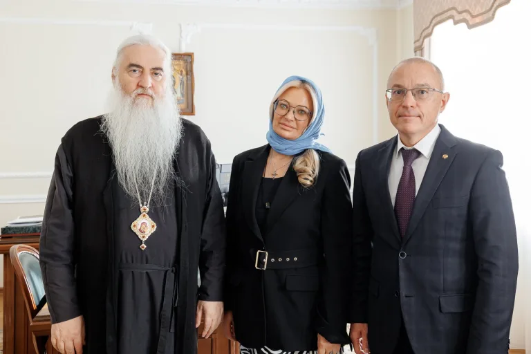 Митрополит Лонгин встретился с руководителем экспертно-аналитического управления Патриаршей комиссии по вопросам семьи, защиты материнства и детства Инной Ямбулатовой
