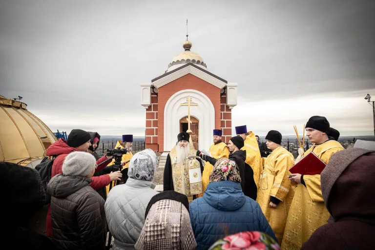 Митрополит Лонгин освятил крест и купол часовни на Никольской горе в р.п. Сурское