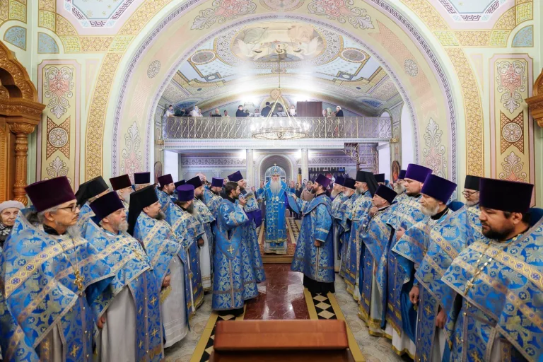 Митрополит Лонгин совершил богослужение в кафедральном соборе Барышской епархии и возглавил заседание Епархиального совета