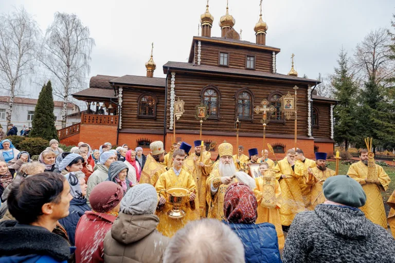 Храм святых бессребренников и чудотворцев Космы и Дамиана отметил престольный праздник и двадцатилетие