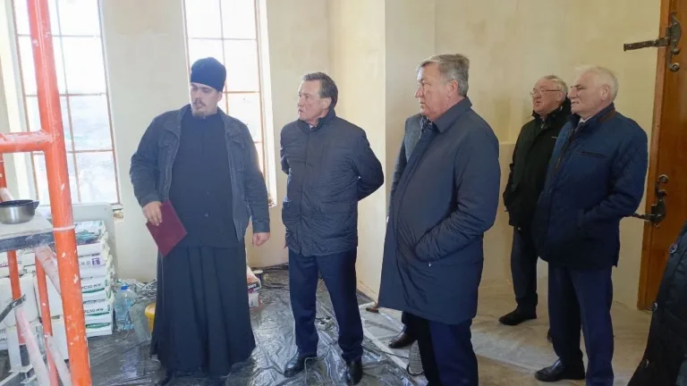 Сенатор Сергей Рябухин ознакомился с ходом ремонтных работ в часовне на Никольской горе