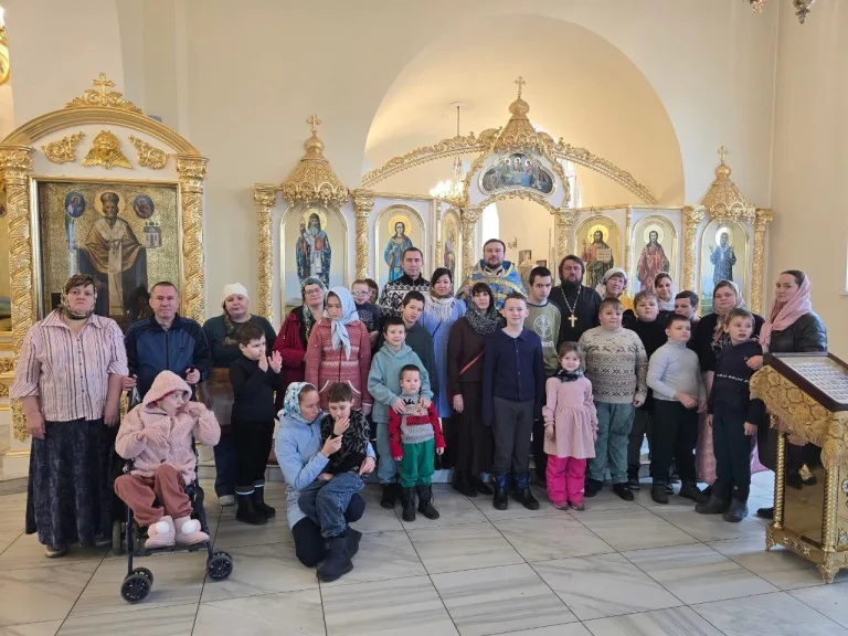 В Никольском храме совершена Божественная литургия для детей с особенностями развития