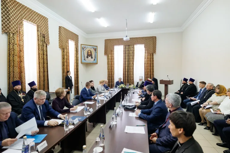 Митрополит Лонгин принял участие в заседании совета по взаимодействию с религиозными организациями при губернаторе
