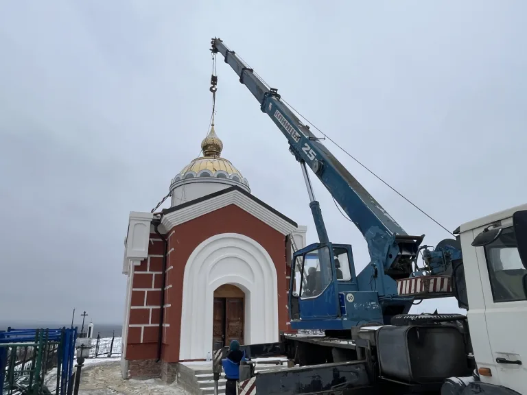 На Никольскую часовню установлены купол и крест