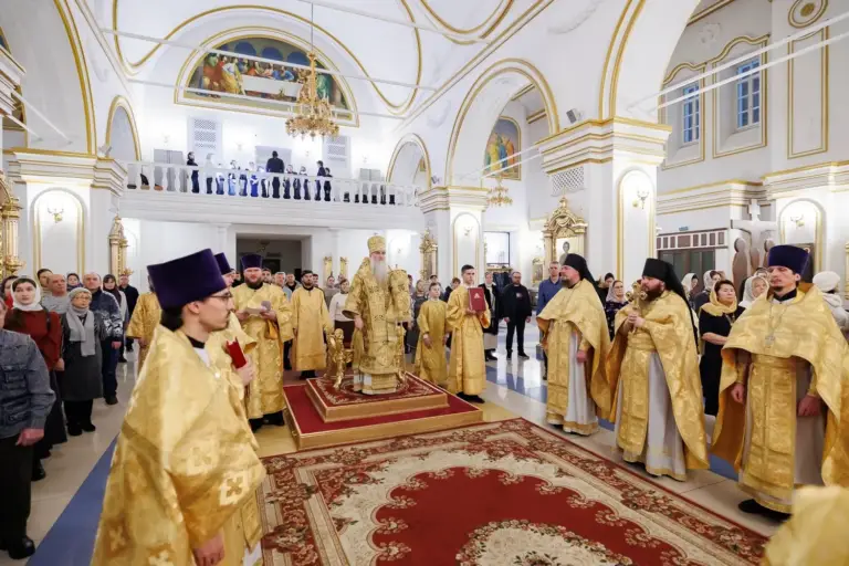 «Чтобы наступающий год стал летом благости Божией»: Митрополит Лонгин совершил богослужение в новогоднюю ночь