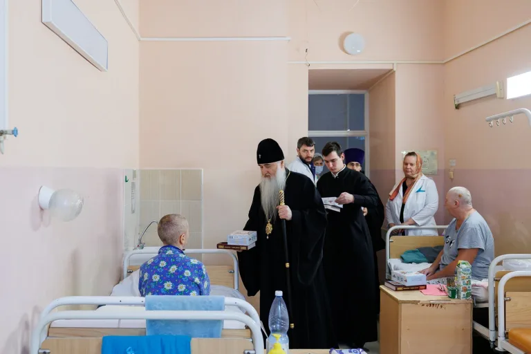 Митрополит Лонгин поздравил пациентов Ульяновской областной больницы с Рождеством Христовым