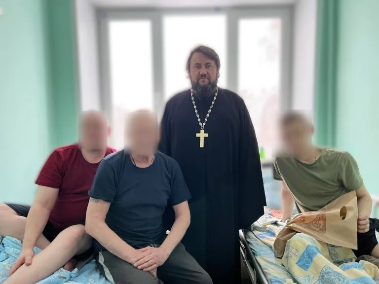 Священнослужители и православные добровольцы посещают раненых бойцов в святочные дни