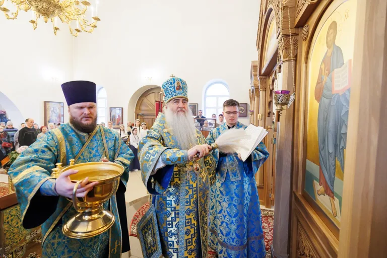 Митрополит Лонгин освятил иконостас в Троицком храме Новольяновска