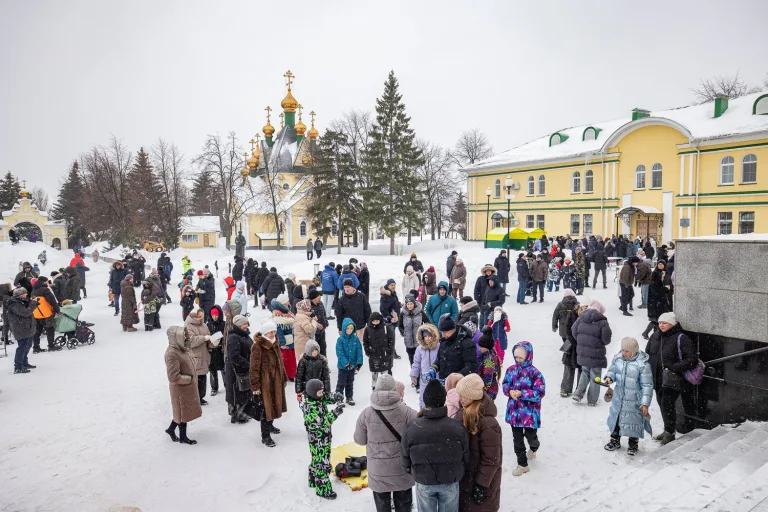 Дружно встретить масленицу: у Спасо-Вознесенского собора прошли веселые гуляния для взрослых и детей
