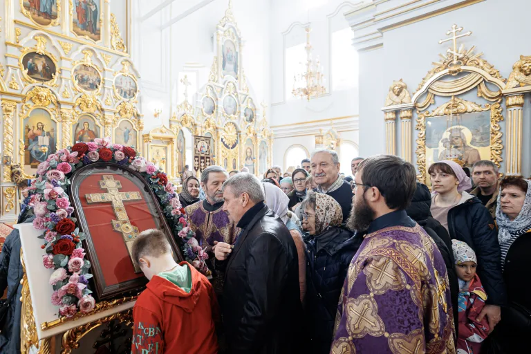 ‎«Взирая на Крест — набраться новых, духовных сил»: Церковь отмечает неделю Крестопоклонную