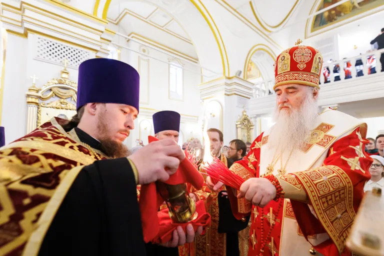 С огнем веры в сердце: на великой Пасхальной вечерне состоялось награждение духовенства