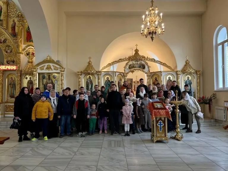 В Никольском храме совершена Божественная литургия для детей с особенностями развития