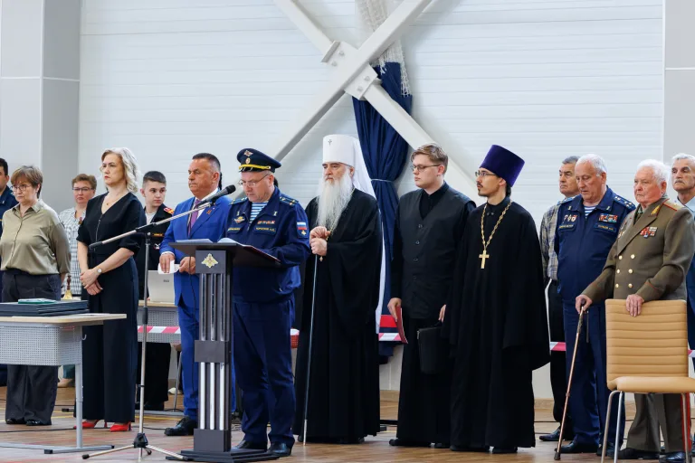 Митрополит Лонгин поздравил суворовцев с днем последнего звонка