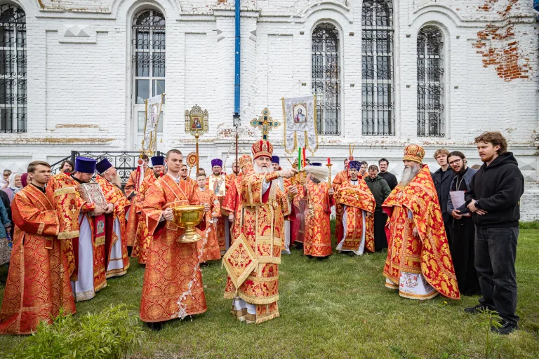 Пасхальная литургия в старинном храме: Митрополит Лонгин и Епископ Диодор совершили богослужение в Боголюбской церкви села Ивановка