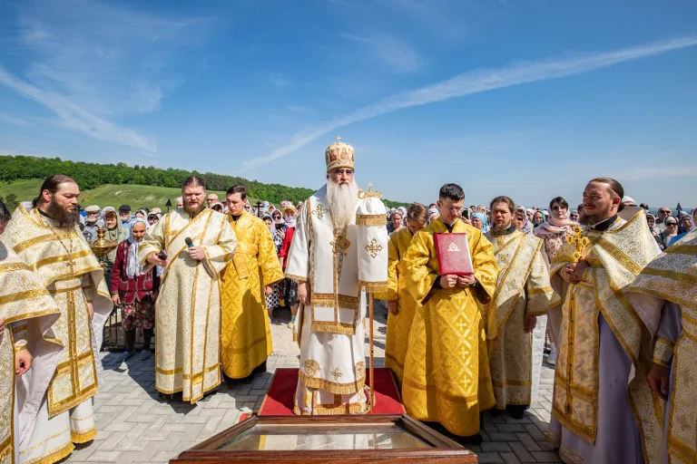 «День светлого торжества»: совершена Литургия на Никольской горе