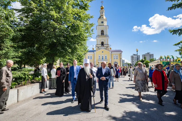 Поделиться светом веры: в Ульяновске на Троицу прошел городской праздник