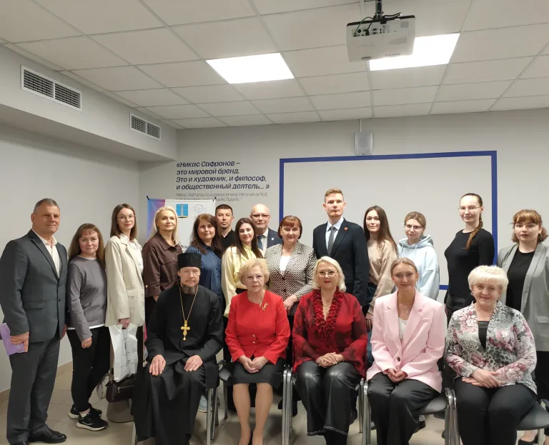 Руководители епархиальных отделов приняли участие в работе круглого стола, посвященного поддержке молодых студенческих семей