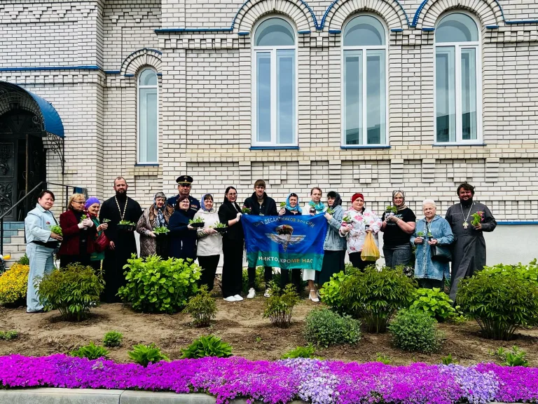 В память о воинах-участниках СВО у Никольского храма высажены цветы на аллее героев