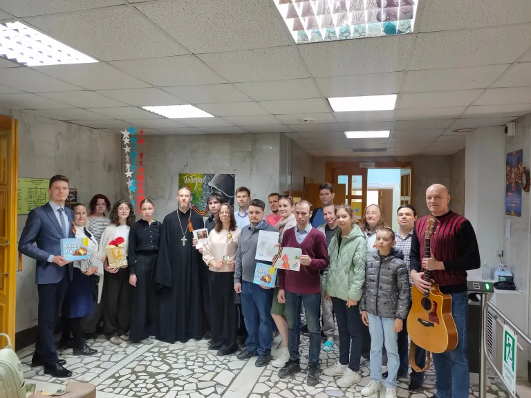 Священник и православные добровольцы поздравили пациентов госпиталя ветеранов войн с Днем Победы