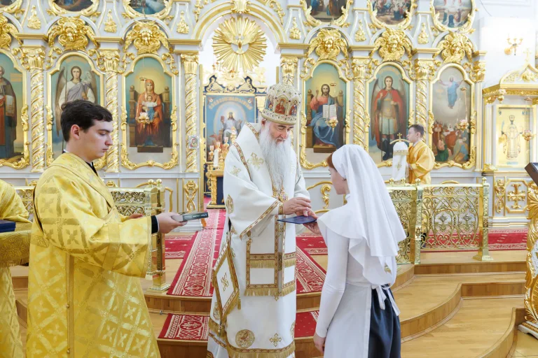 Митрополит Лонгин вручил свидетельства об окончании обучения выпускницам епархиальных курсов «Сестра милосердия»