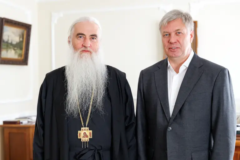 Губернатор области Алексей Русских, представители власти, руководители ведомств поздравили главу митрополии со значимой юбилейной датой