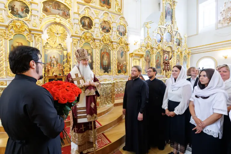 С благодарностью за молитвы и труды: духовенство и прихожане поздравили Митрополита Лонгина с юбилейной датой жизни