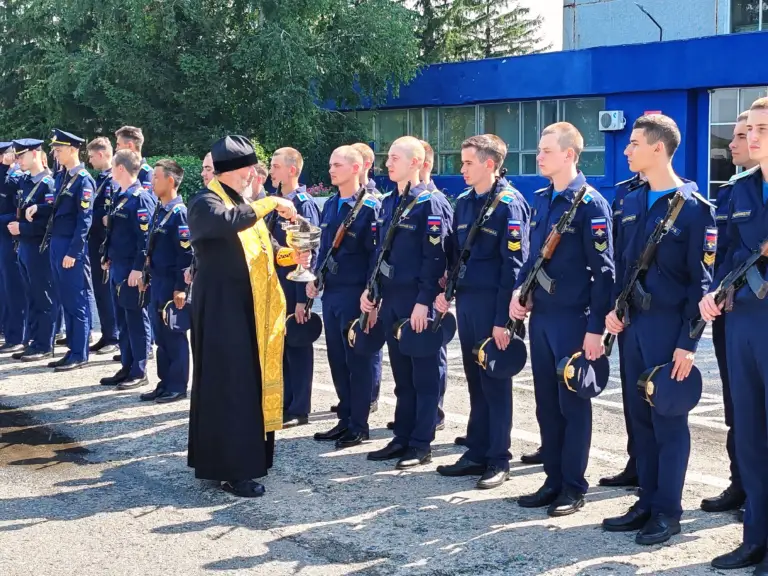 Курсанты УИГА приняли воинскую присягу и получили благословение священника