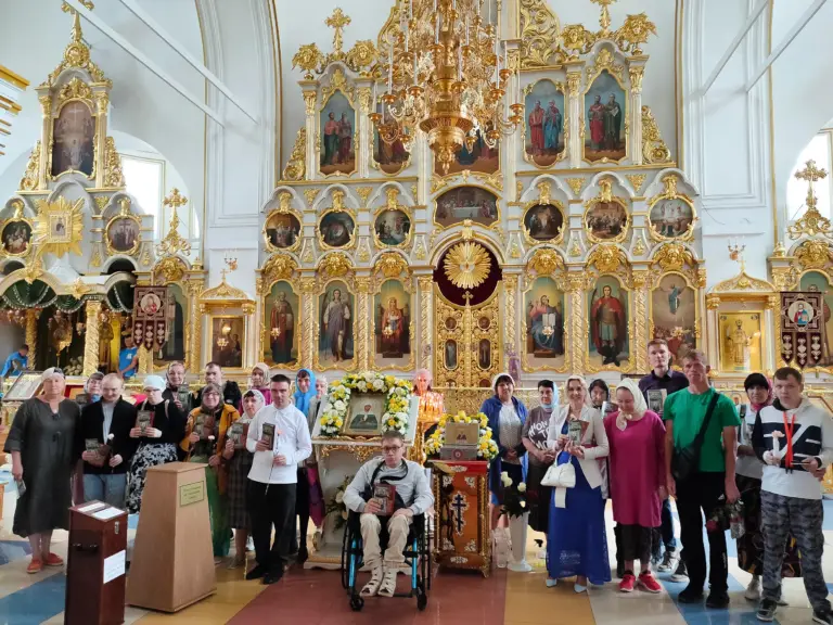 Подопечные центра социальной реабилитации «Радиус» приложились к ковчегу с частицей мощей св. блж. Матроны Московской