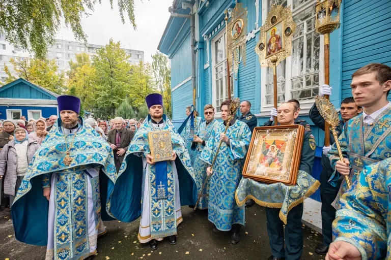«Царица Небесная до сегодняшнего дня с нами»: Неопалимовский храм отметил престольный праздник