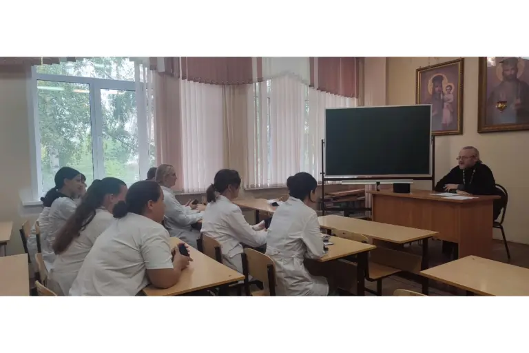 В медицинском колледже начался новый учебный год для будущих сестер милосердия