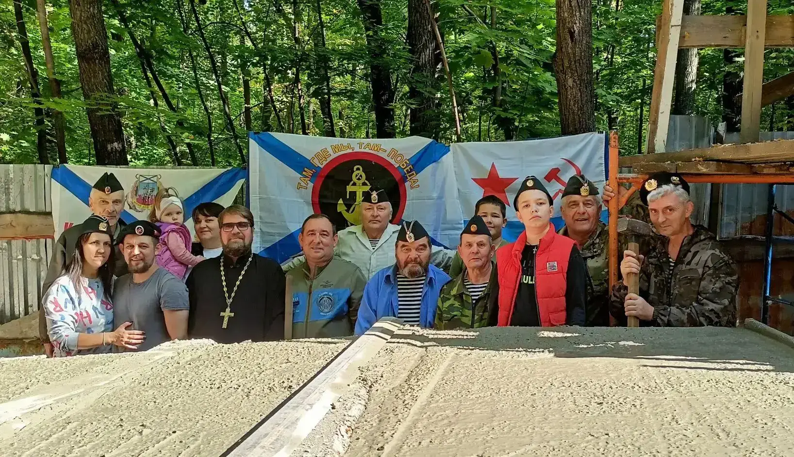 Священник принял участие в работах по возведению памятника воинам-морякам