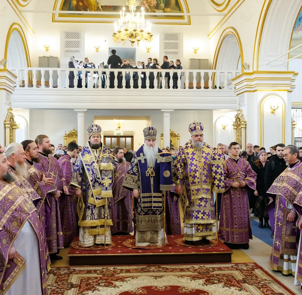 «Радуйся, Дево, христиан похвало»: архиереи Симбирской митрополии совершили соборное богослужение у святыни