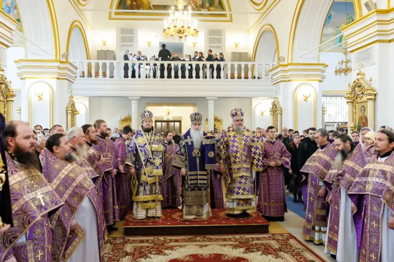 «Радуйся, Дево, христиан похвало»: архиереи Симбирской митрополии совершили соборное богослужение у святыни