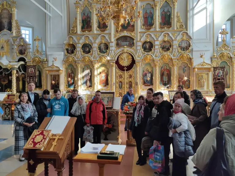 Подопечные центра социальной реабилитации приложились к ковчегу с частицей пояса Пресвятой Богородицы