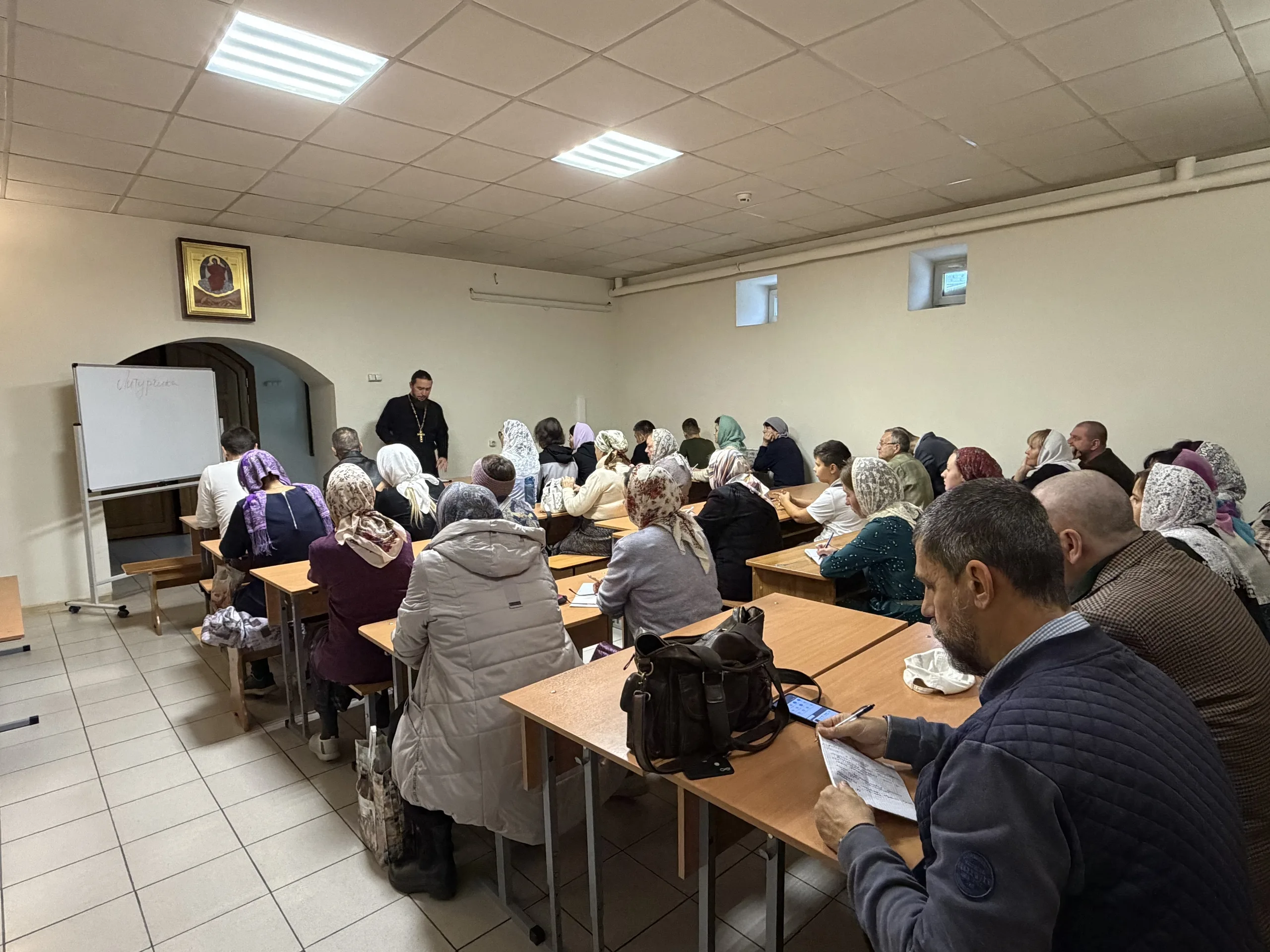 Начались занятия во взрослой школе при Андреевском храме