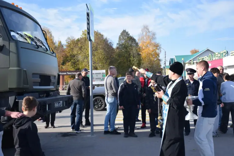 Священник освятил автомобили для передачи в зону СВО