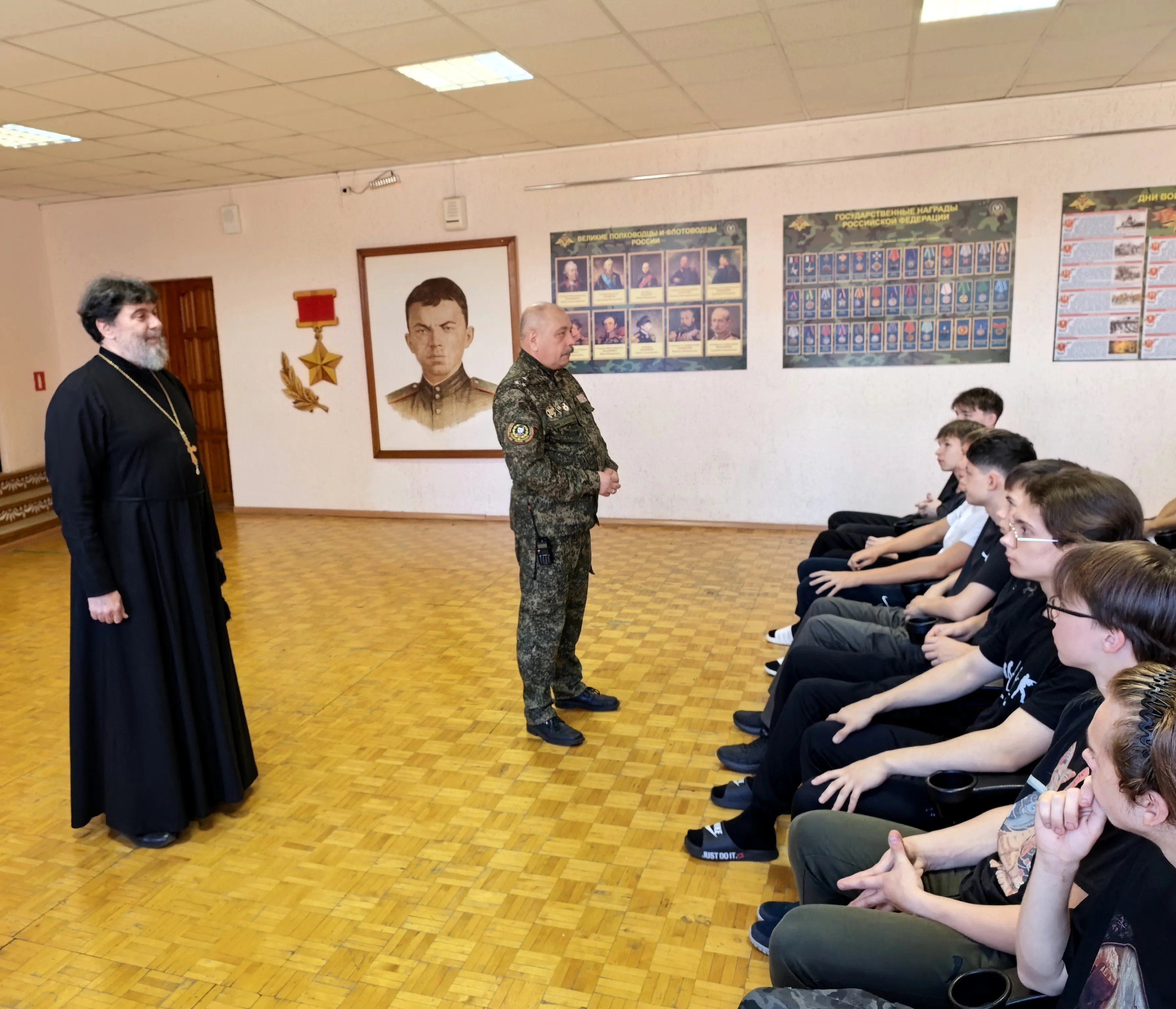 О Заповедях Божиих и служении Отечеству: беседа со священником в центре «Авангард»