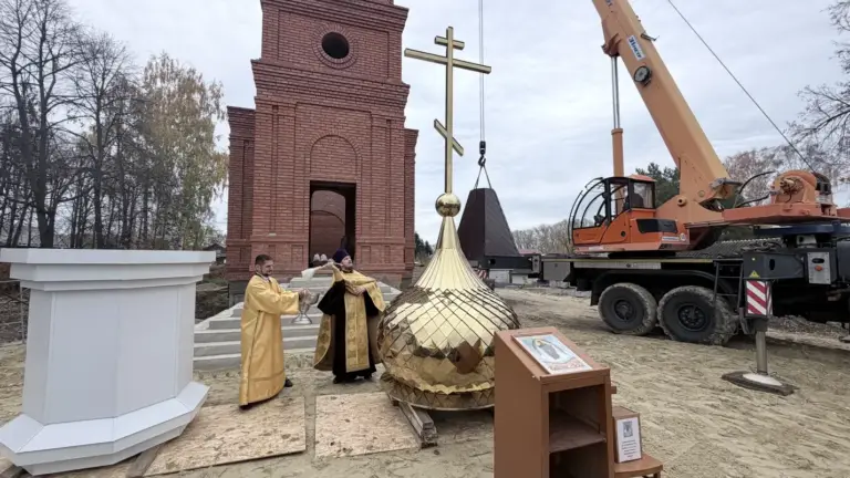 В поселке Тимирязевский освятили крест и купол строящегося храма