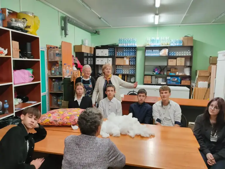 Школьники приняли участие в мастер-классе по изготовлению подушек для госпиталя