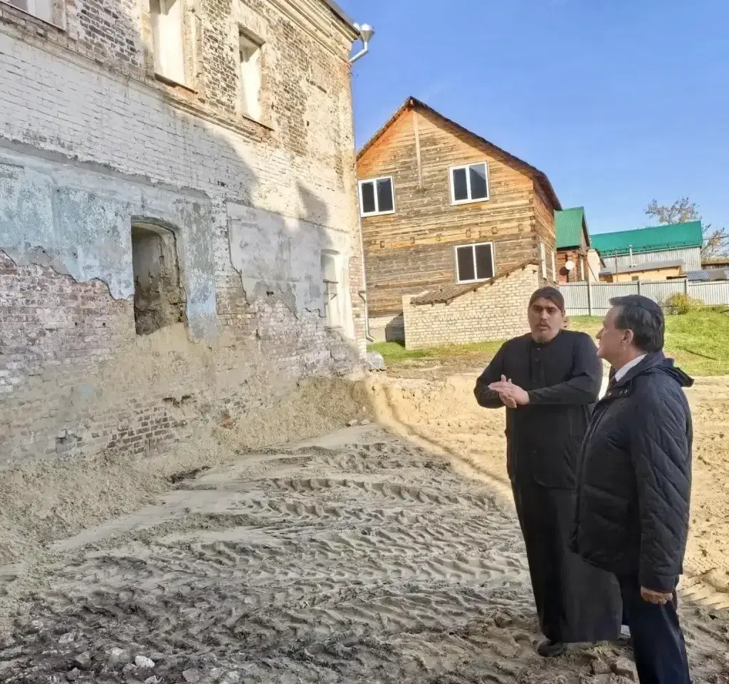 Сенатор Сергей Рябухин осмотрел нуждающийся в капитальном ремонте особняк в Сурском