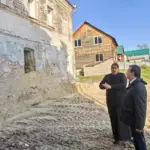 Сенатор Сергей Рябухин осмотрел нуждающийся в капитальном ремонте особняк в Сурском