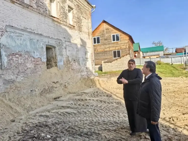 Сенатор Сергей Рябухин осмотрел нуждающийся в капитальном ремонте особняк в Сурском